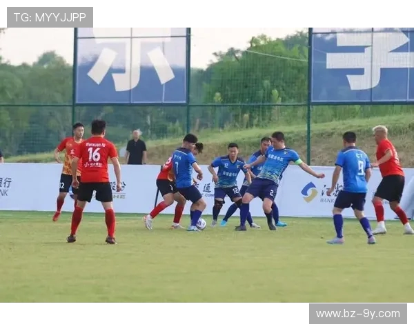 男足激情燃烧绿茵场，振奋人心的足球热歌唤醒运动精神